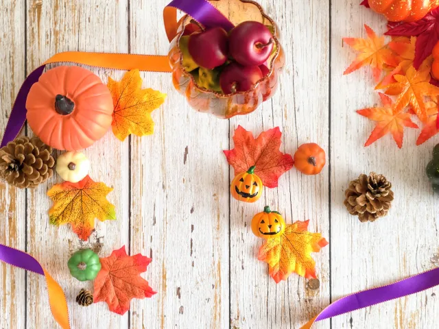 秋のハロウィーン飾りと紅葉