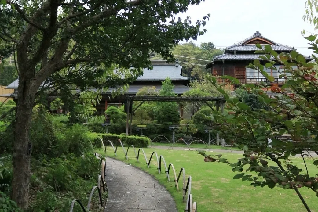 高尾駒木野庭園の園路と主屋