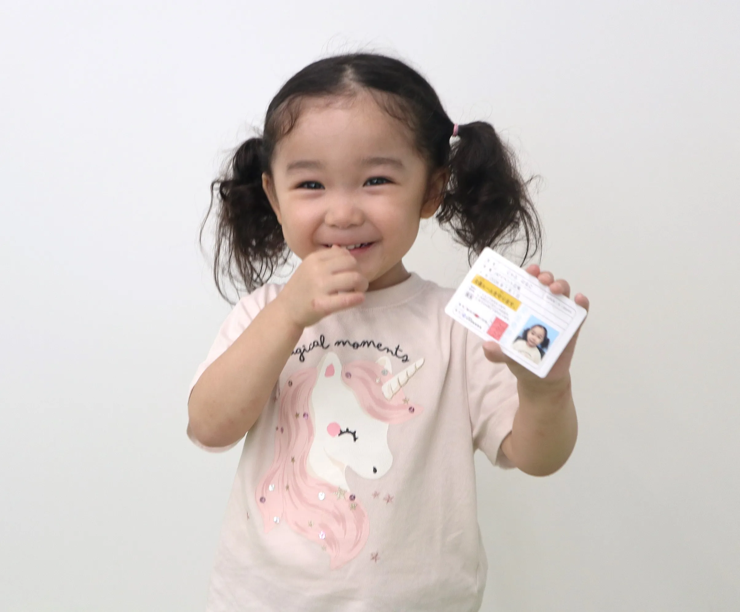 子ども安全免許証を手にする子ども